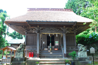 茅葺き屋根の子之神社