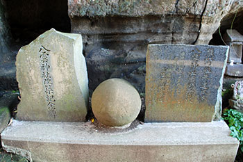 熊野神社境内の丸石