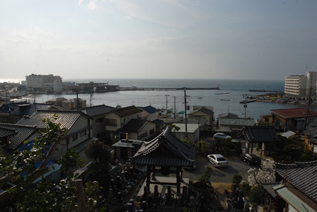 不断寺から長井漁港を見下ろす