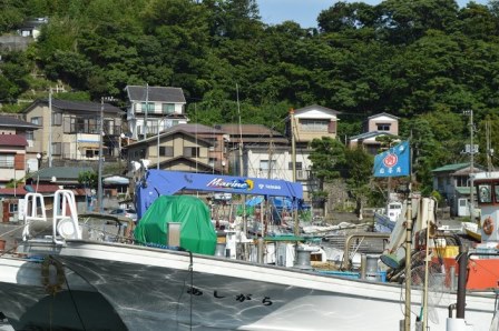 青峯山の船旗を掲げた漁船