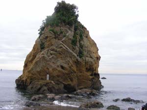 立石層の凝灰岩からなる高さ12mの立石