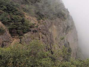 三ツ峠礫岩層からなる三ツ峠直下の屏風岩（富士見荘展望台より）