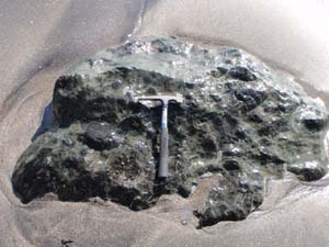 海洋地殻の断片である蛇紋岩