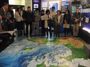 相模湾の海底地形と陸上とを合体したパノラマ展示