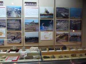 茅ヶ崎沖の姥島をパネルと岩石資料で紹介