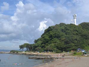 観音崎灯台と、観音崎海水浴場の海岸に露出する池子層