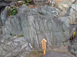 三波川帯の結晶片岩からなる紀州青石