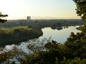 田園調布台面にある多摩川台公園から、多摩川の上流側と流域の沖積面を望む（大田区田園調布）。