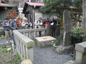 鎌倉五名水の一つである日蓮乞水を観察する。すぐ傍に泥岩からなる三浦層群逗子層が露出していた(鎌倉市大町)。