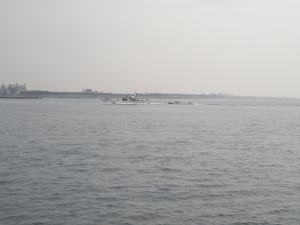 帰港する定置網漁の漁船