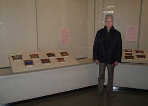 寄贈品コーナーで展示中の絵馬の寄贈者、博物館初代館長である菅間荘氏が来館