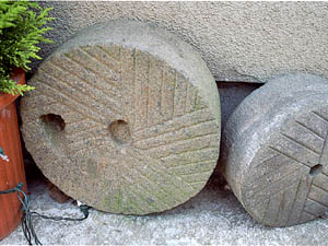 七沢石製の石臼