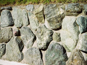 水無川系玉石の石垣