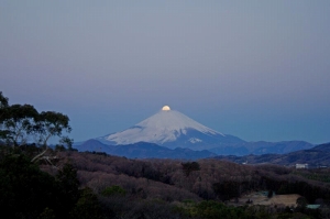 富士山に沈む月