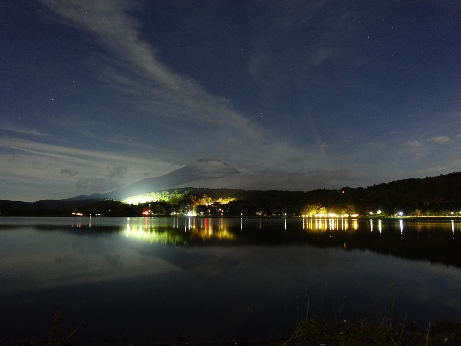 10月15日　18時28分の富士山・山中湖・彗星の写真　ISO800 F2.2 5秒露出