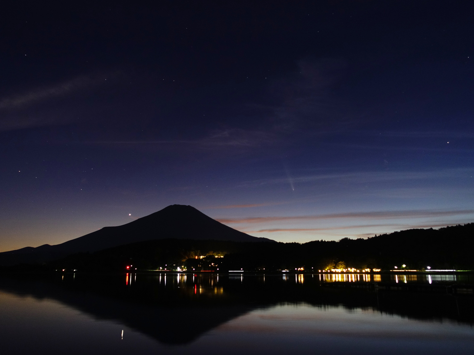 10月14日 18時01分
薄暮の中の金星と富士山と紫金山アトラス彗星の写真。コンデジと三脚で。機材は以下同じ