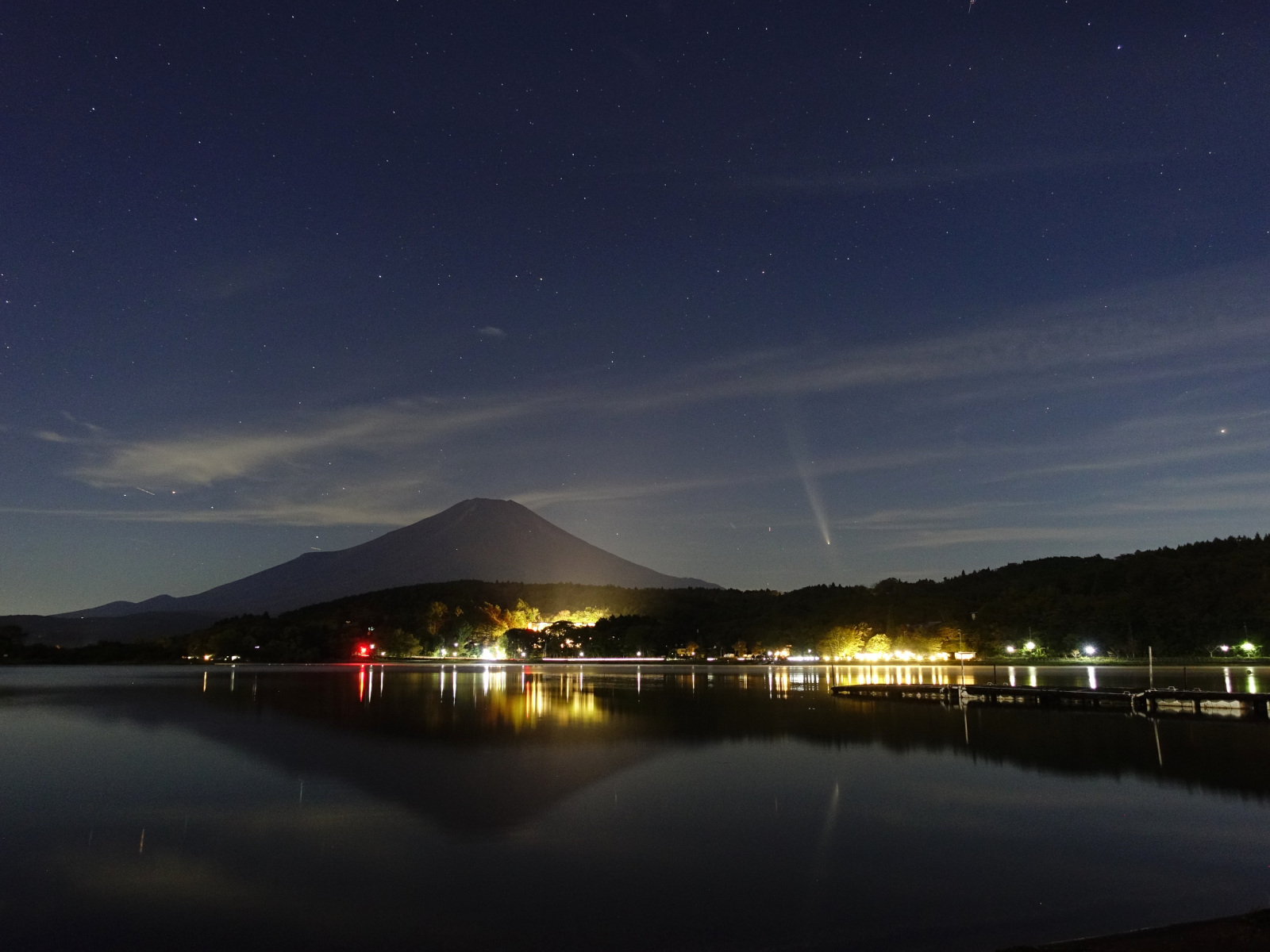 10月14日　18時25分
山中湖にて　逆さ富士と逆さ彗星