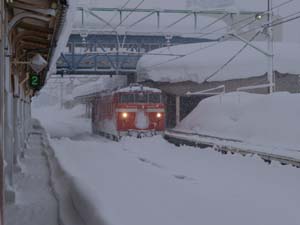 雪にうもれた妙高高原駅