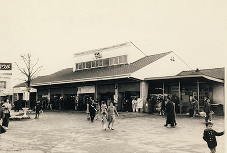 終戦後に再建された平塚駅の北口