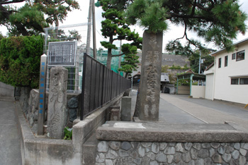 江の島道標と弘法大師供養塔