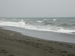 南風で波が高い浜