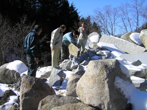 展示に使う石材の収集作業