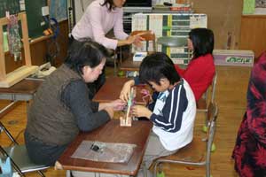 平塚聾学校での編布作り体験学習