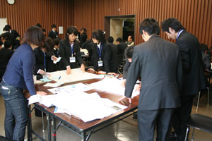 平塚市新採用職員研修「博物館で平塚を紹介しよう」で、発表資料を作る新採用職員。