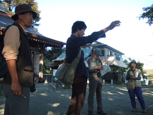 第2回「金目川を歩く」　健速神社で説明する浜の学芸員。