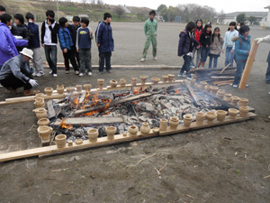 吉沢小学校にて土器の野焼き