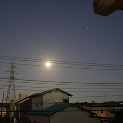 月と木星と満月（撮影　剱持瑞穂）