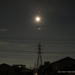 月と惑星と彩雲（撮影　剱持瑞穂）