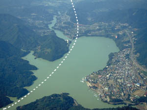 空から藤野木−愛川構造線を望む