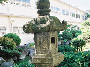 鎌倉石の灯籠