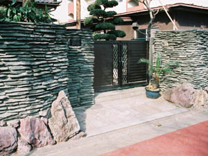 武蔵青鉄平石と赤チャートの門扉