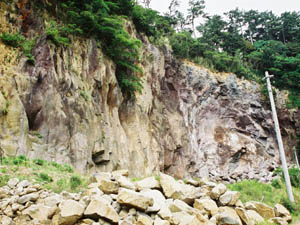 新小松石の採石場