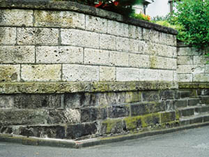 房州石の塀基礎