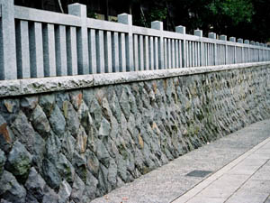 小松石の間知積みの石柵基礎