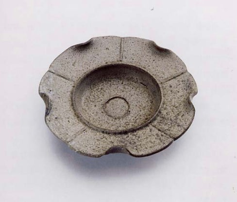 灰釉陶器輪花段皿