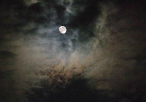 月の彩雲