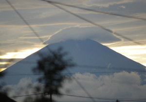 傘をかぶる富士山