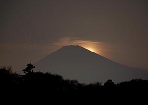 富士山に月が沈んだところ