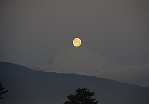 月が富士山にかかる直前