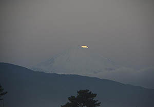 月がほとんど富士山にかくれたところ