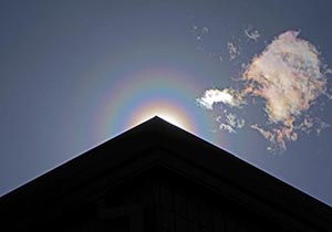 花粉でできた光環と彩雲