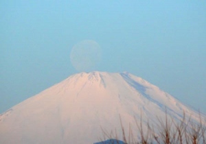 月の入りと富士山